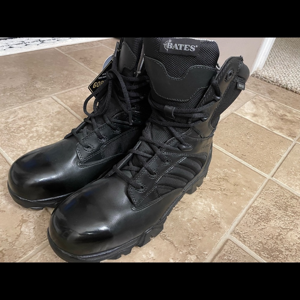 Mens 9.5 BRAND NEW with tags Bates Gortex boots